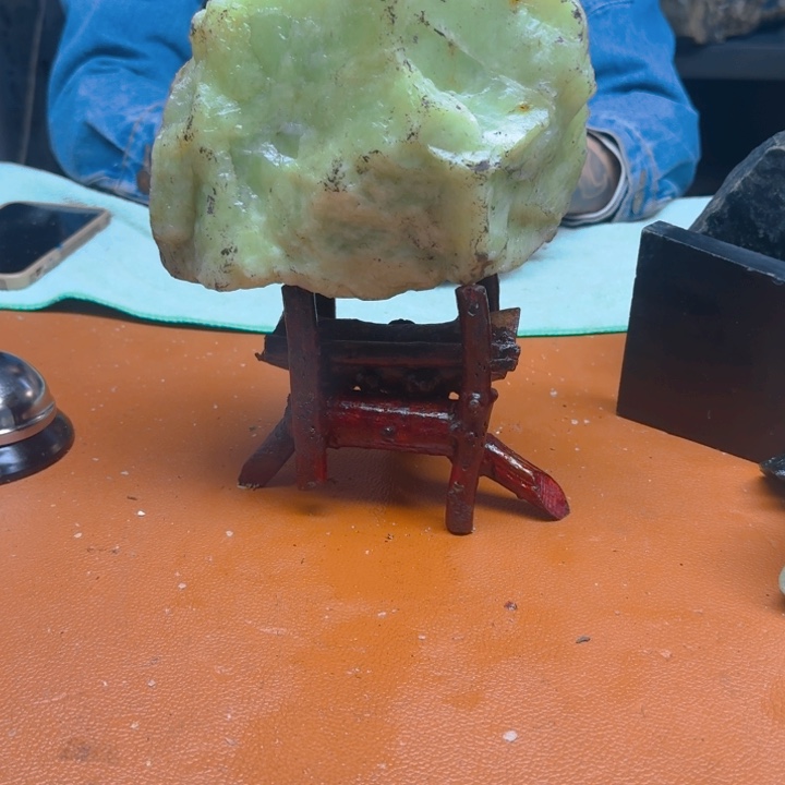 蛇纹石玉原石未镶嵌12
