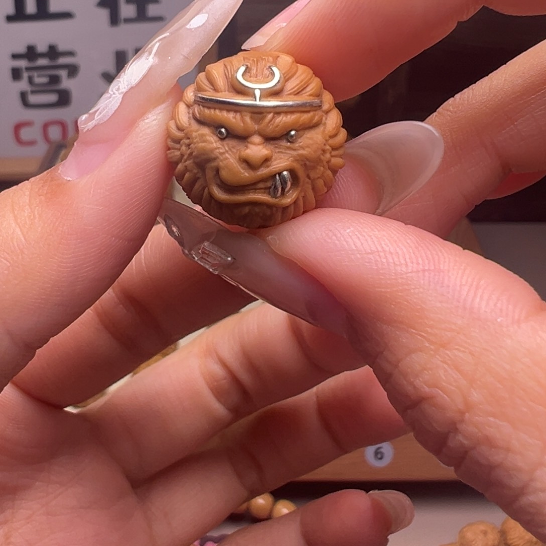 文玩核桃把件镶嵌款金箍大圣18左右尺寸全品有正常封口线