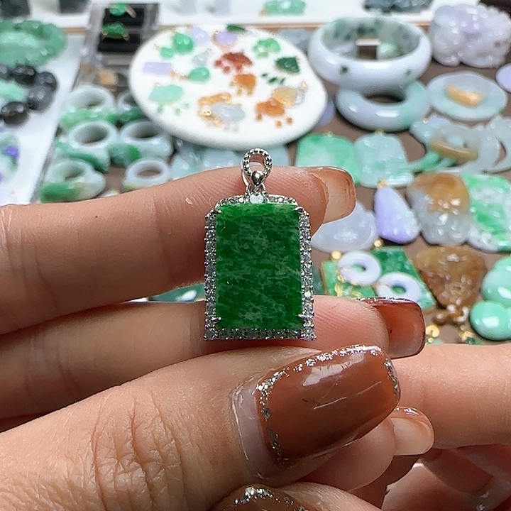 翡翠颈饰未镶嵌满色吊坠