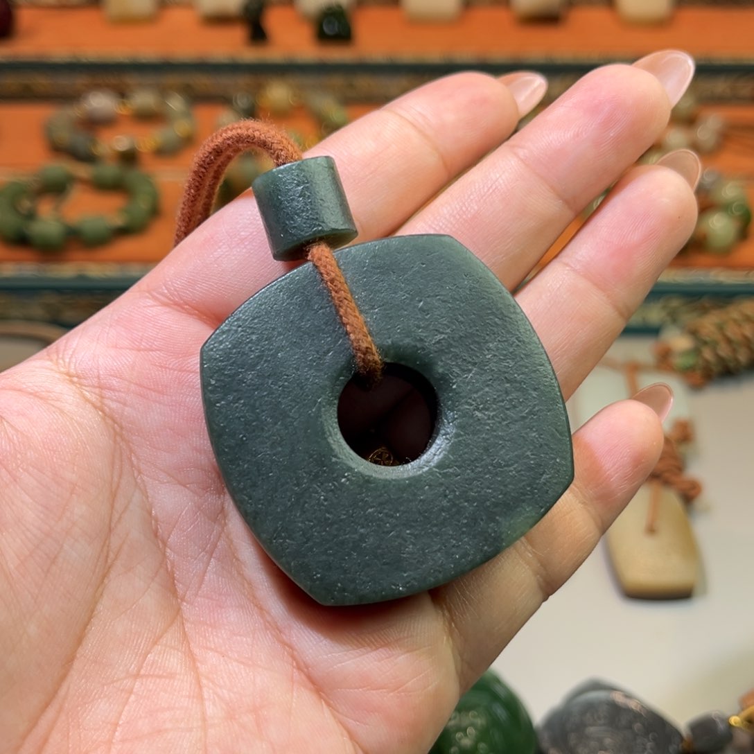 颈饰未镶嵌和田玉微瑕