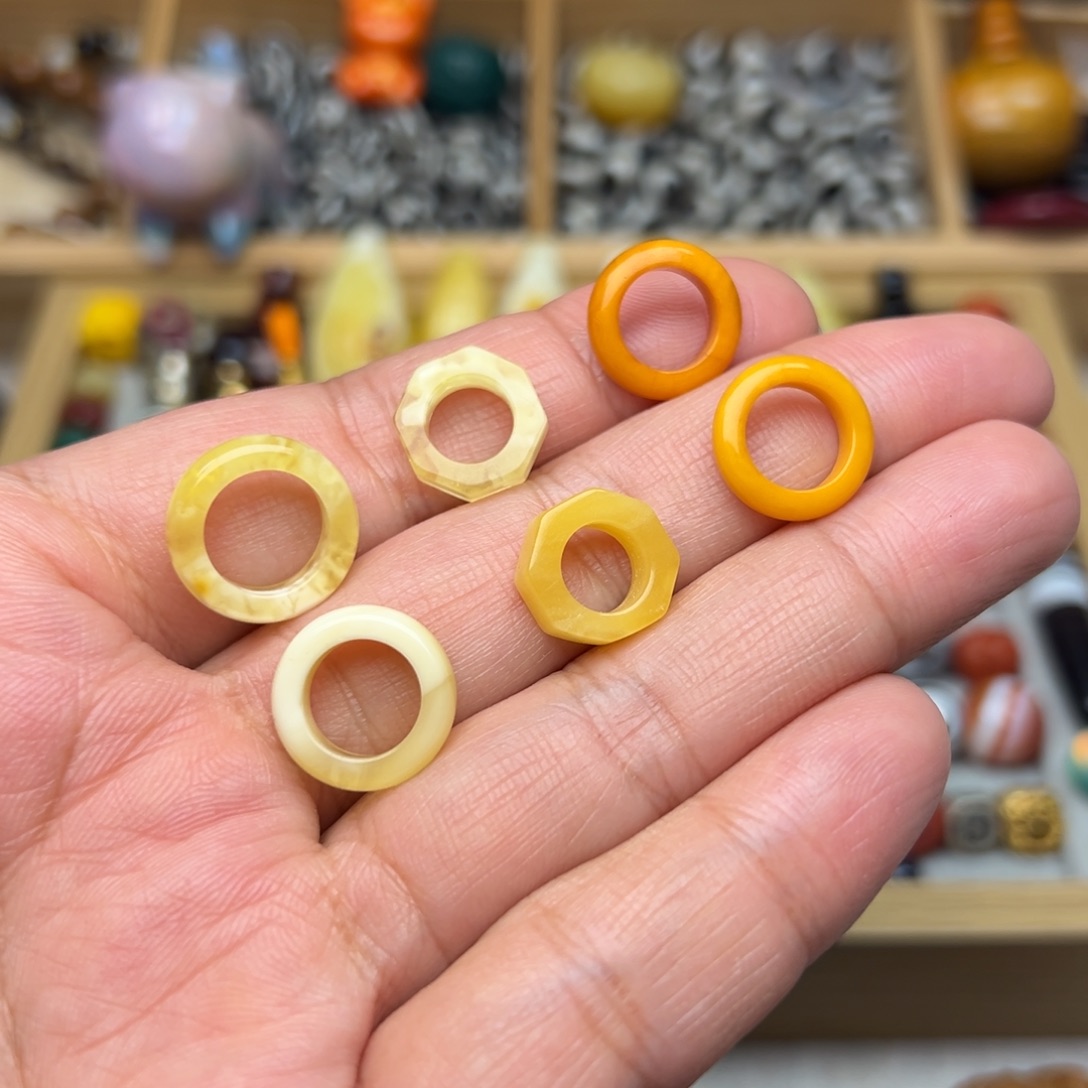 蜜蜡裸石未镶嵌内径7-10mm跑环多样性发其中一颗