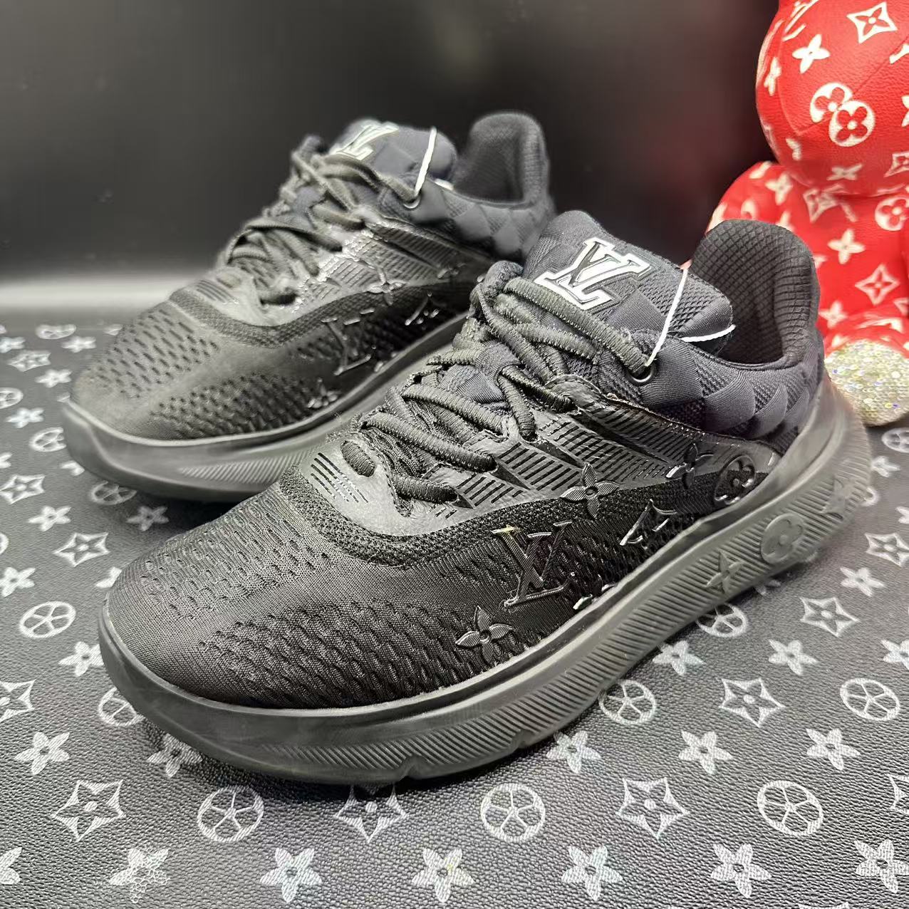 95新 LouisVuitton/路易威登 黑武士舒适厚底运动鞋40.5码kke698