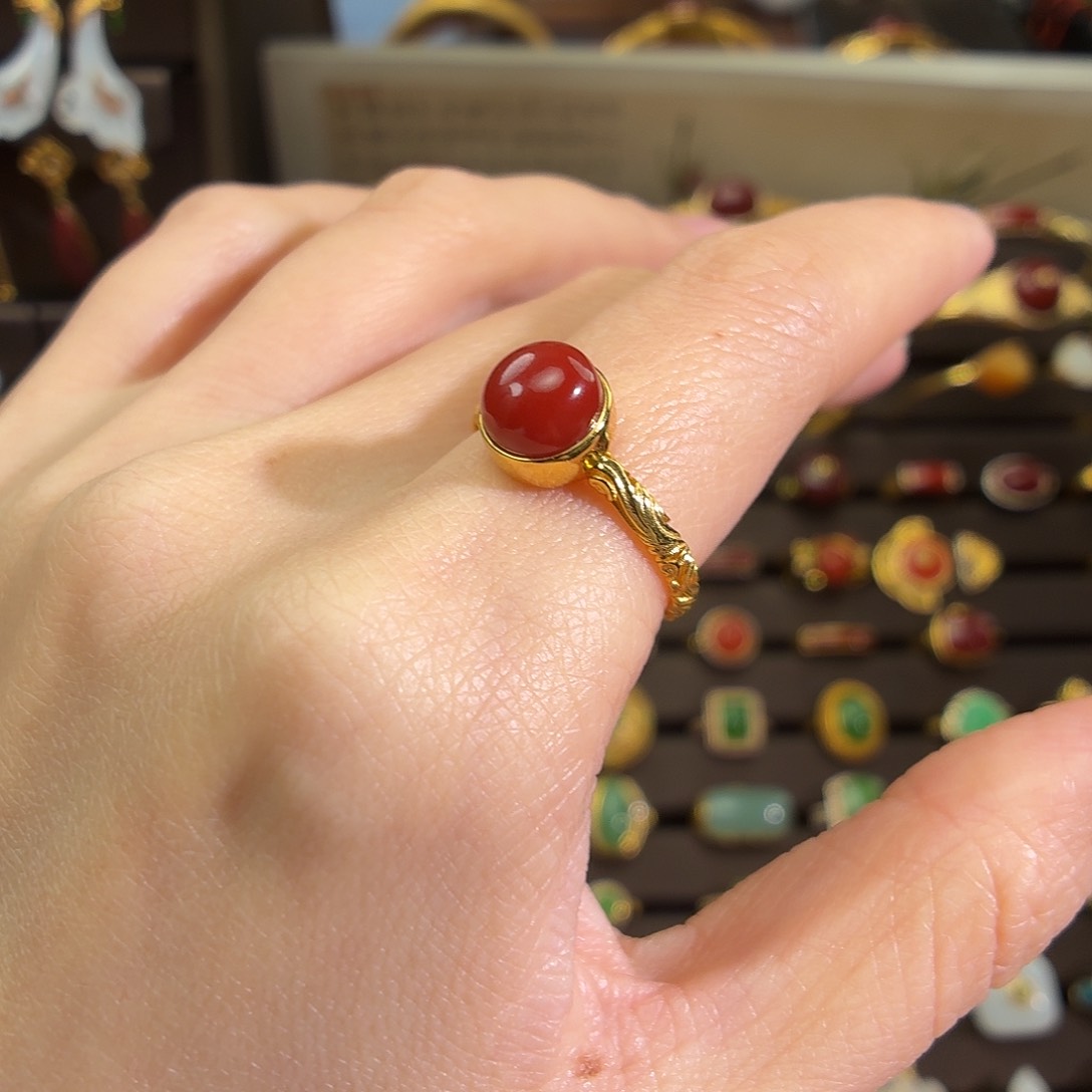 18K金镶嵌戒指南红玛瑙
