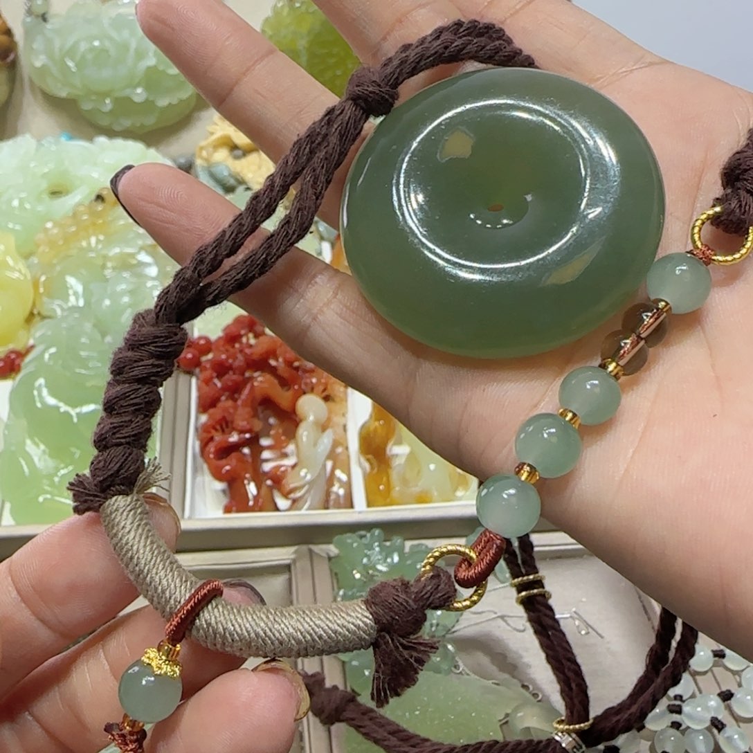 未镶嵌蛇纹石玉吊坠