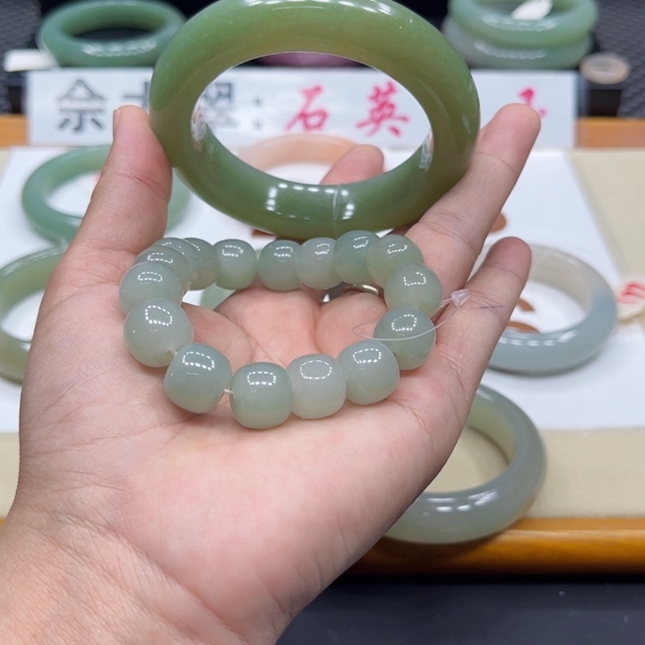 石英质玉手镯未镶嵌木**?