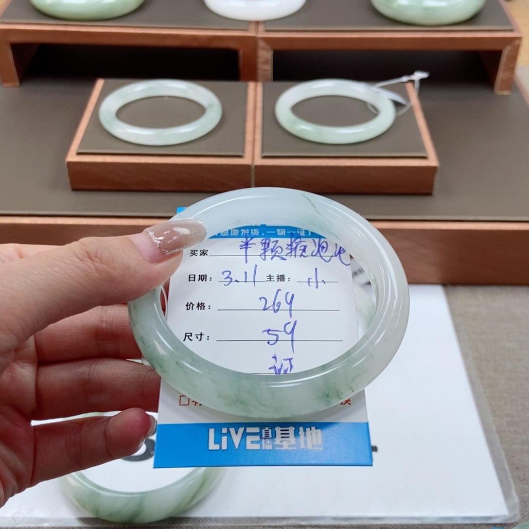 石英质玉手镯未镶嵌半****.