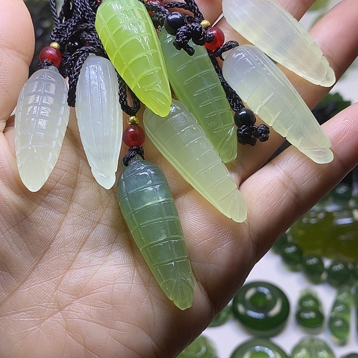 蛇纹石玉颈饰未镶嵌
