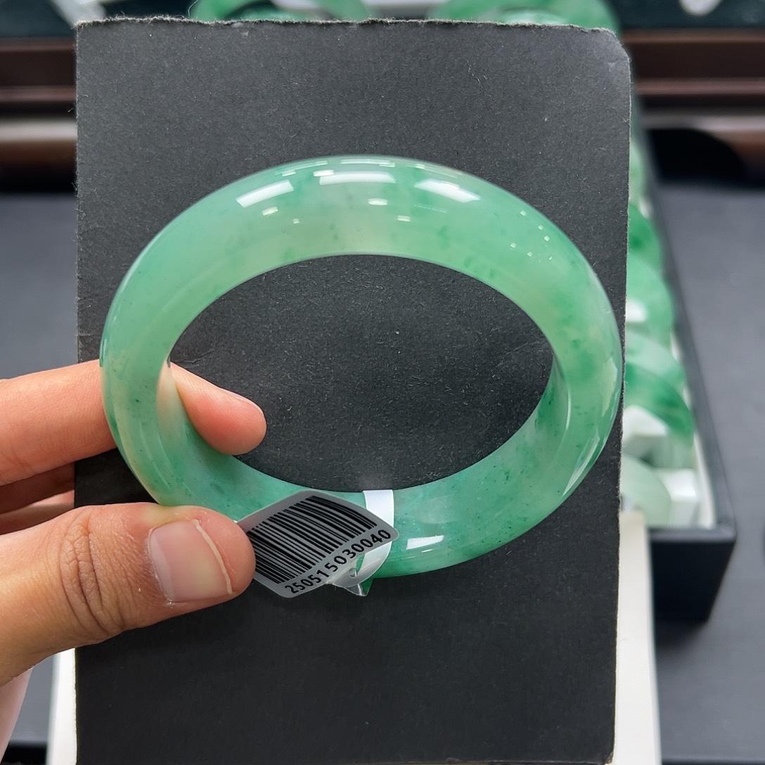 方***少石英质玉（非洲翠）未镶嵌手镯