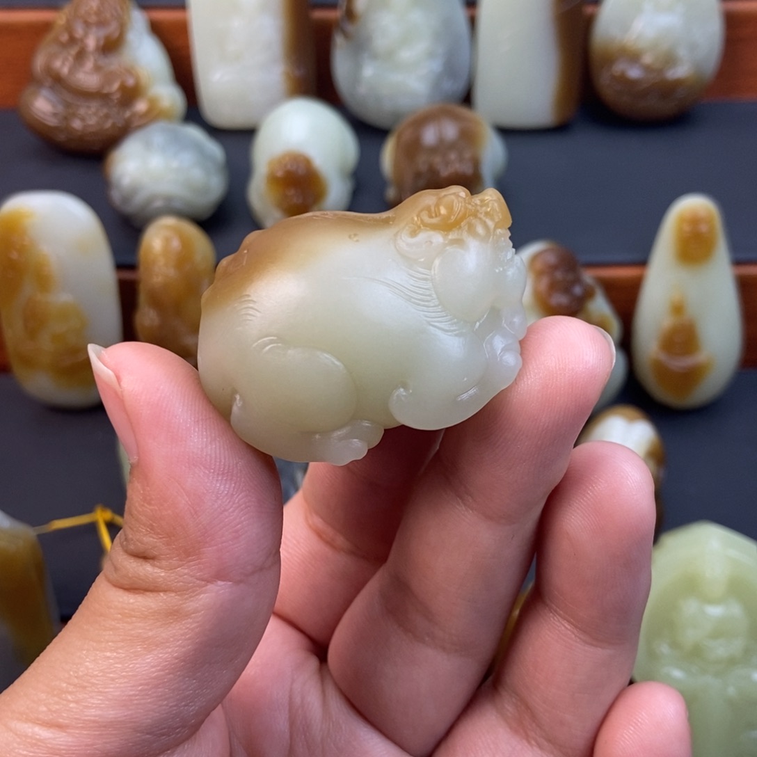 和田玉（糖玉）未镶嵌颈饰心**诺