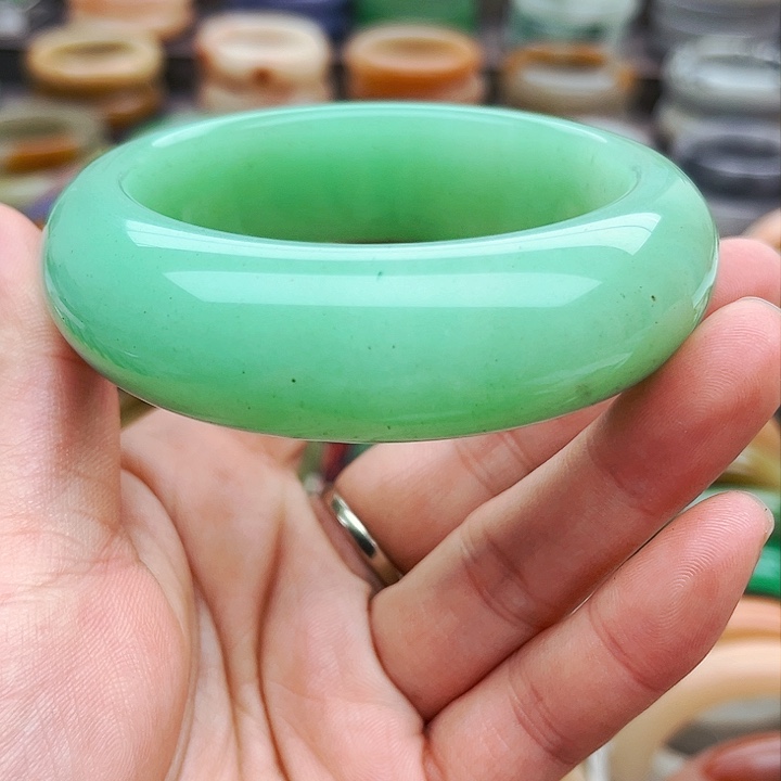 未镶嵌手镯（圆镯）石英质玉