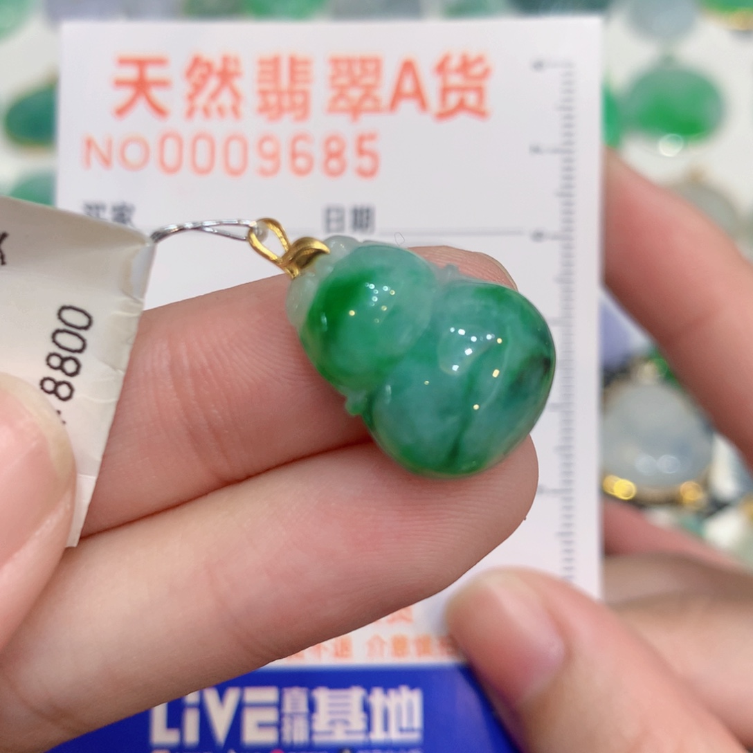 翡翠18K金镶嵌颈饰葫芦