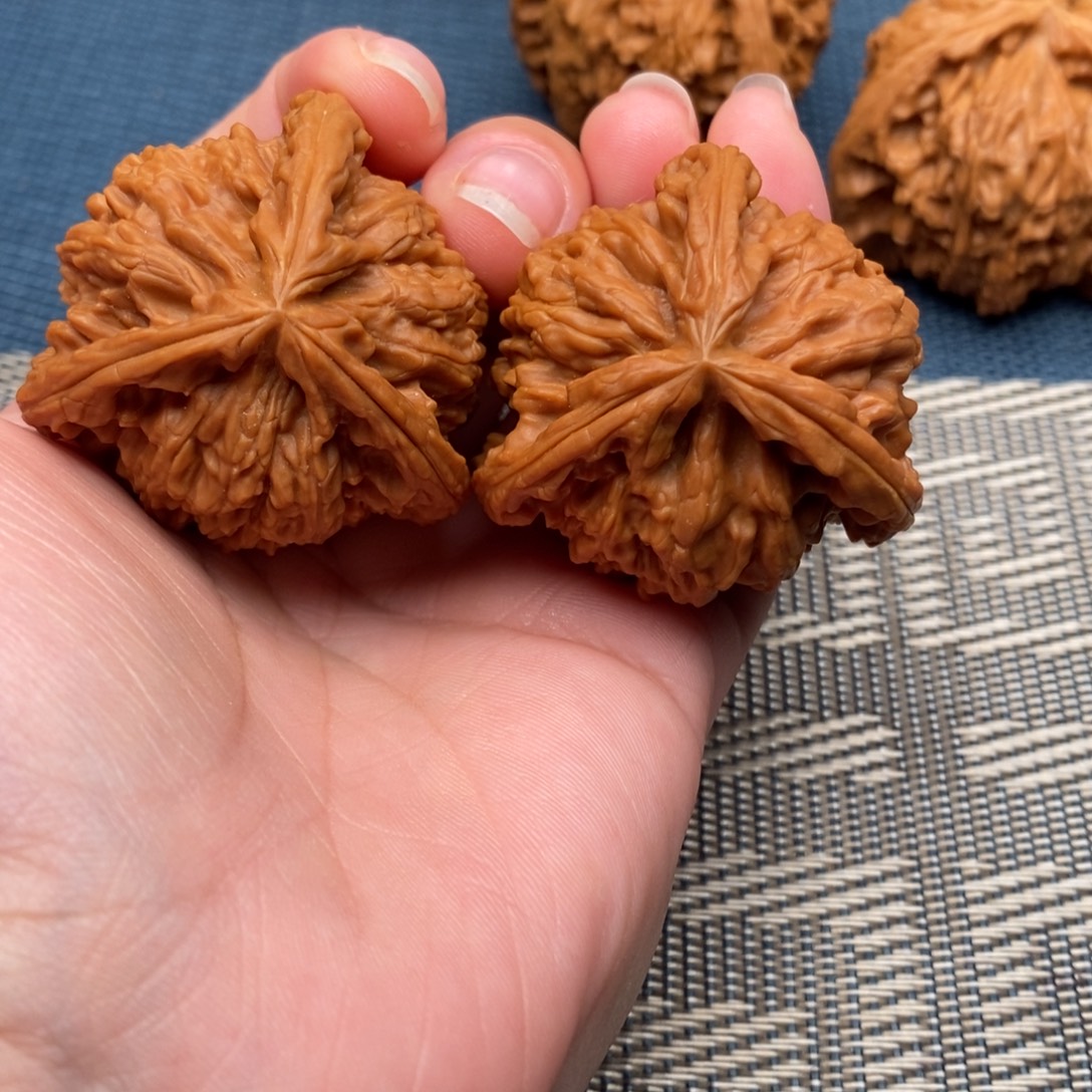 卖***哥文玩核桃吊坠三棱