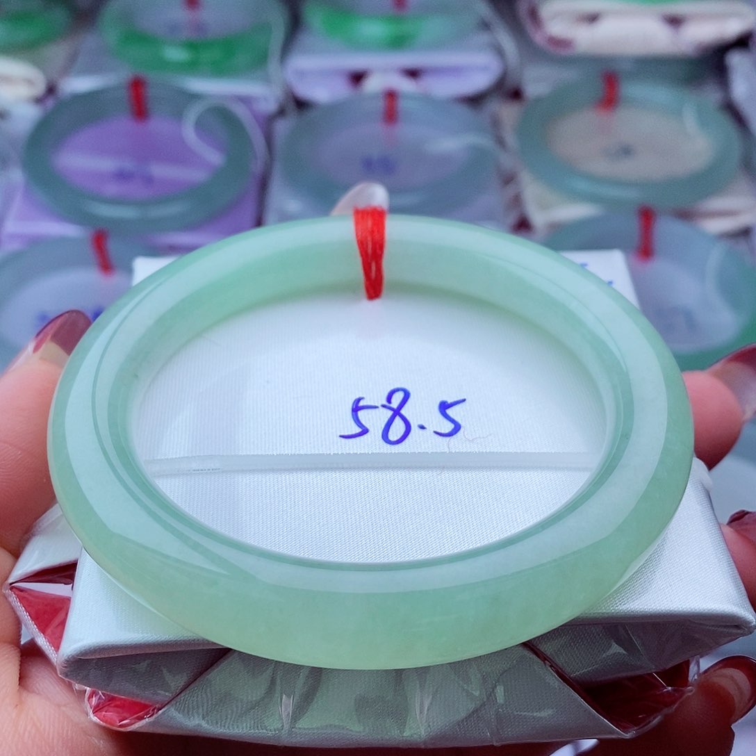 翡翠手镯未镶嵌冰透晴绿满色圆条