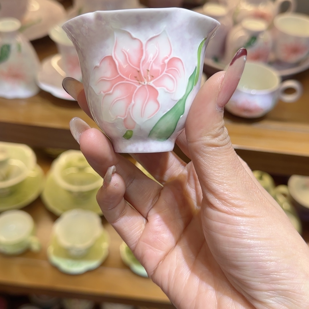 刘****茶杯里的水也太多太