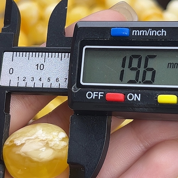 蜜蜡未镶嵌裸石微瑕137