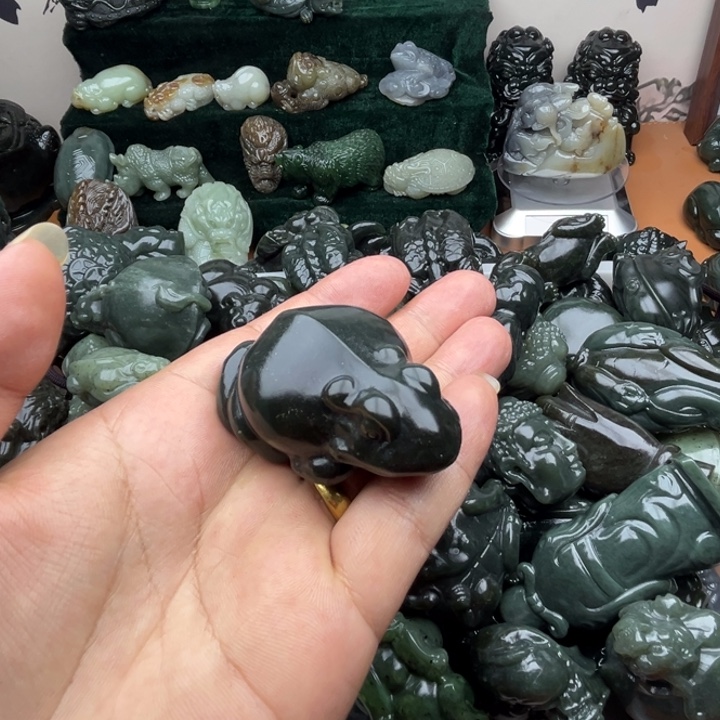 阿***伟和田玉未镶嵌把件