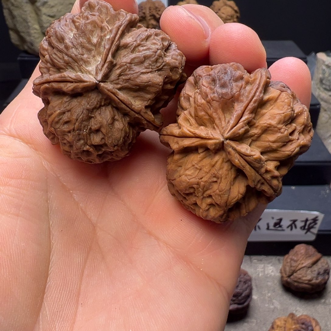 文玩核桃吊坠滚龙纹三棱41mm