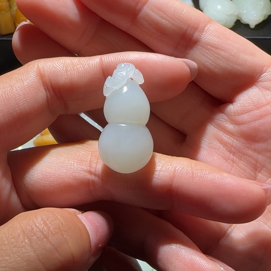 小***子和田玉未镶嵌颈饰