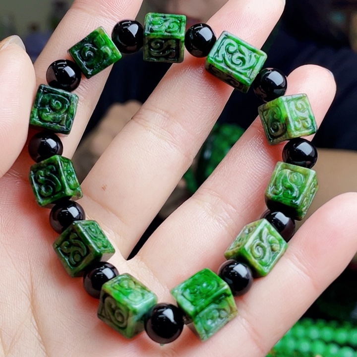 翡翠未镶嵌颈饰多样性