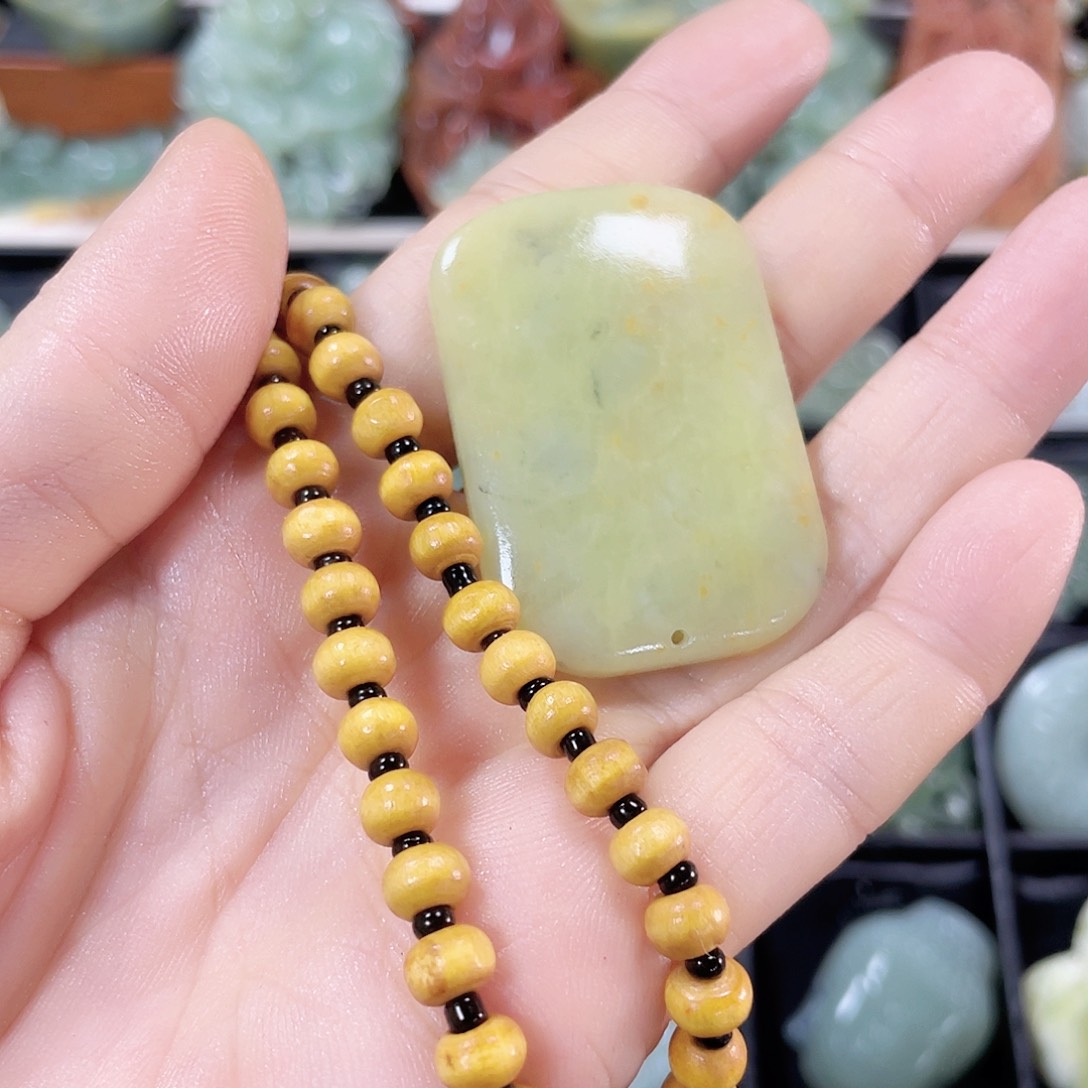 蛇纹石玉颈饰合金大****道