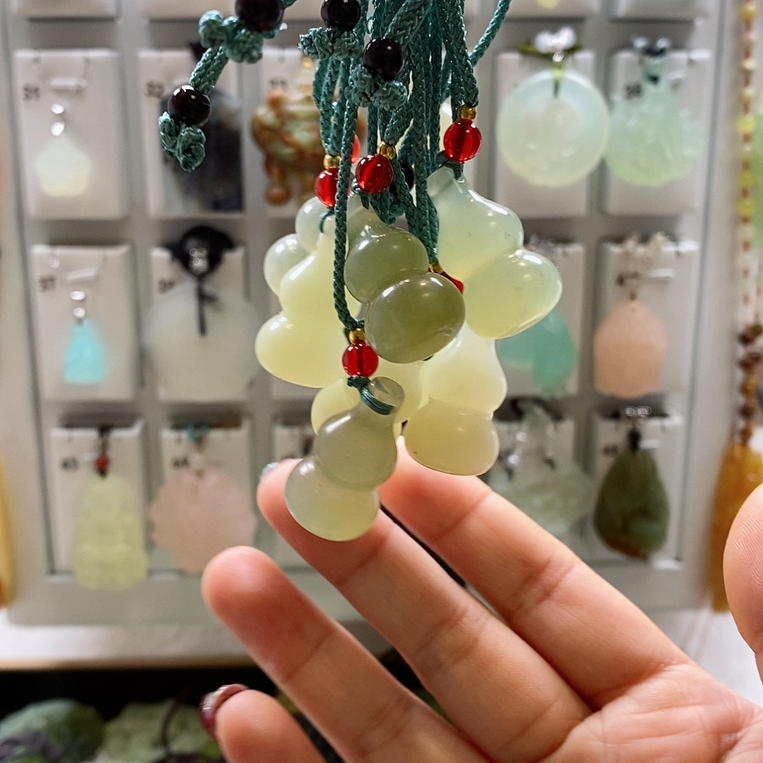蛇纹石玉颈饰未镶嵌