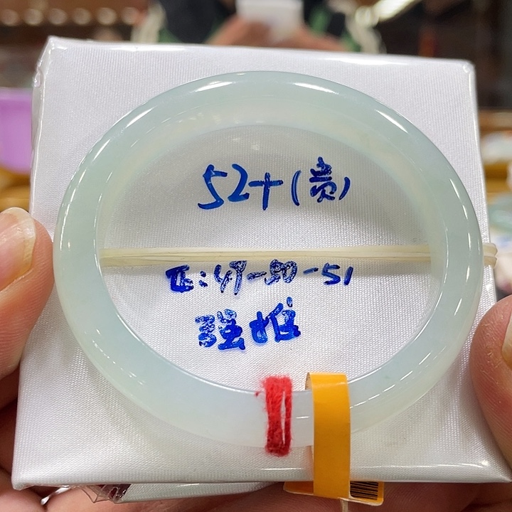 翡翠手镯未镶嵌翡翠