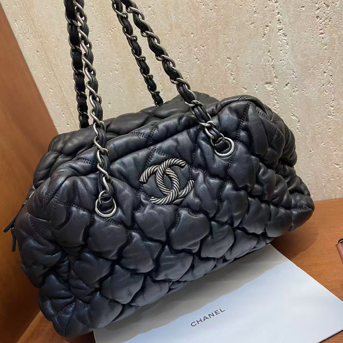 95新 Chanel/香奈儿 8825 Chanel 黑银麻花扣云朵泡芙单肩包 12开