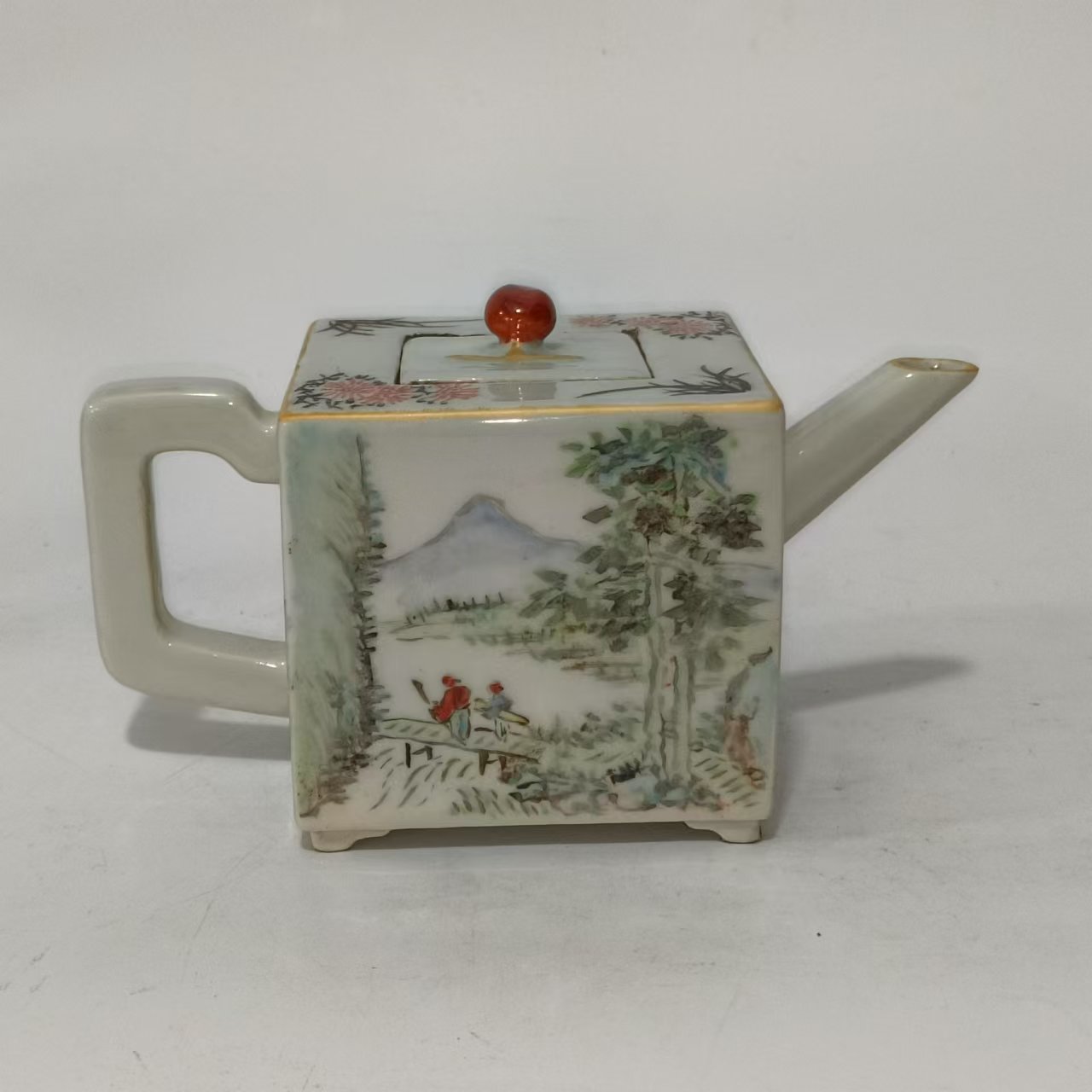 HJD2501-210粉彩山水纹四方壶