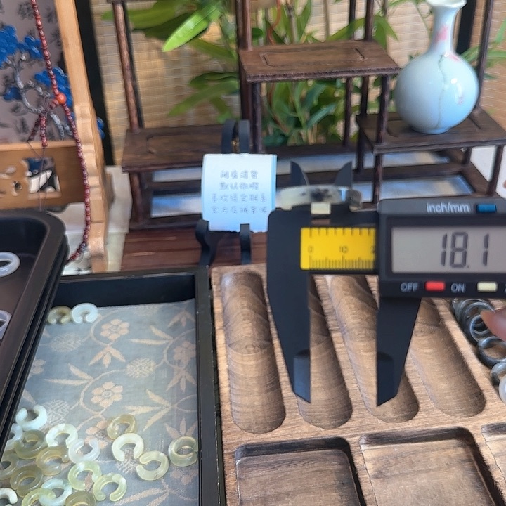 蛇纹石玉颈饰合金