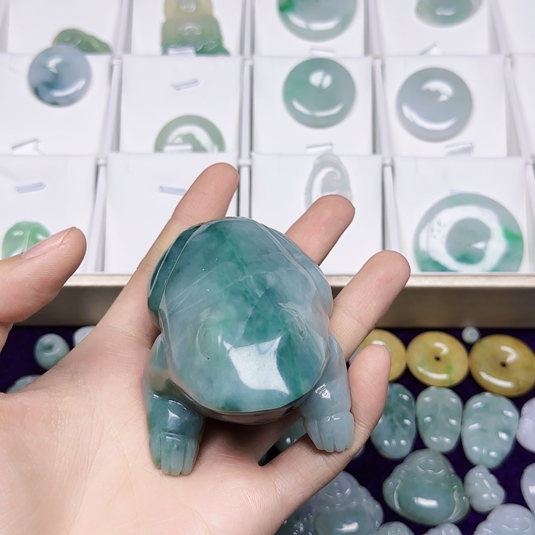 秃****翡翠未镶嵌颈饰翡翠