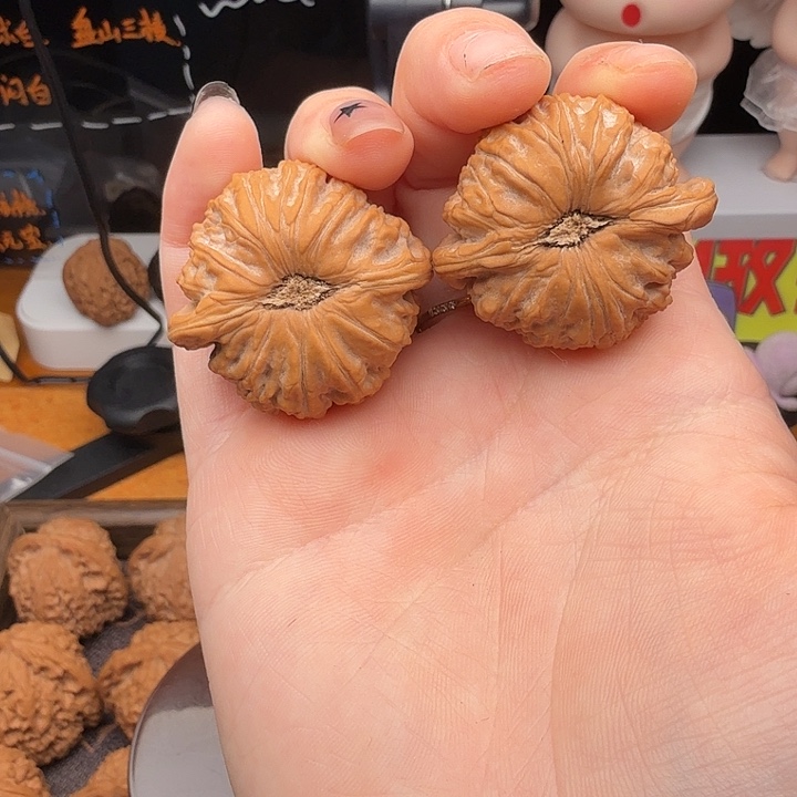 L***l吊坠文玩核桃球白全