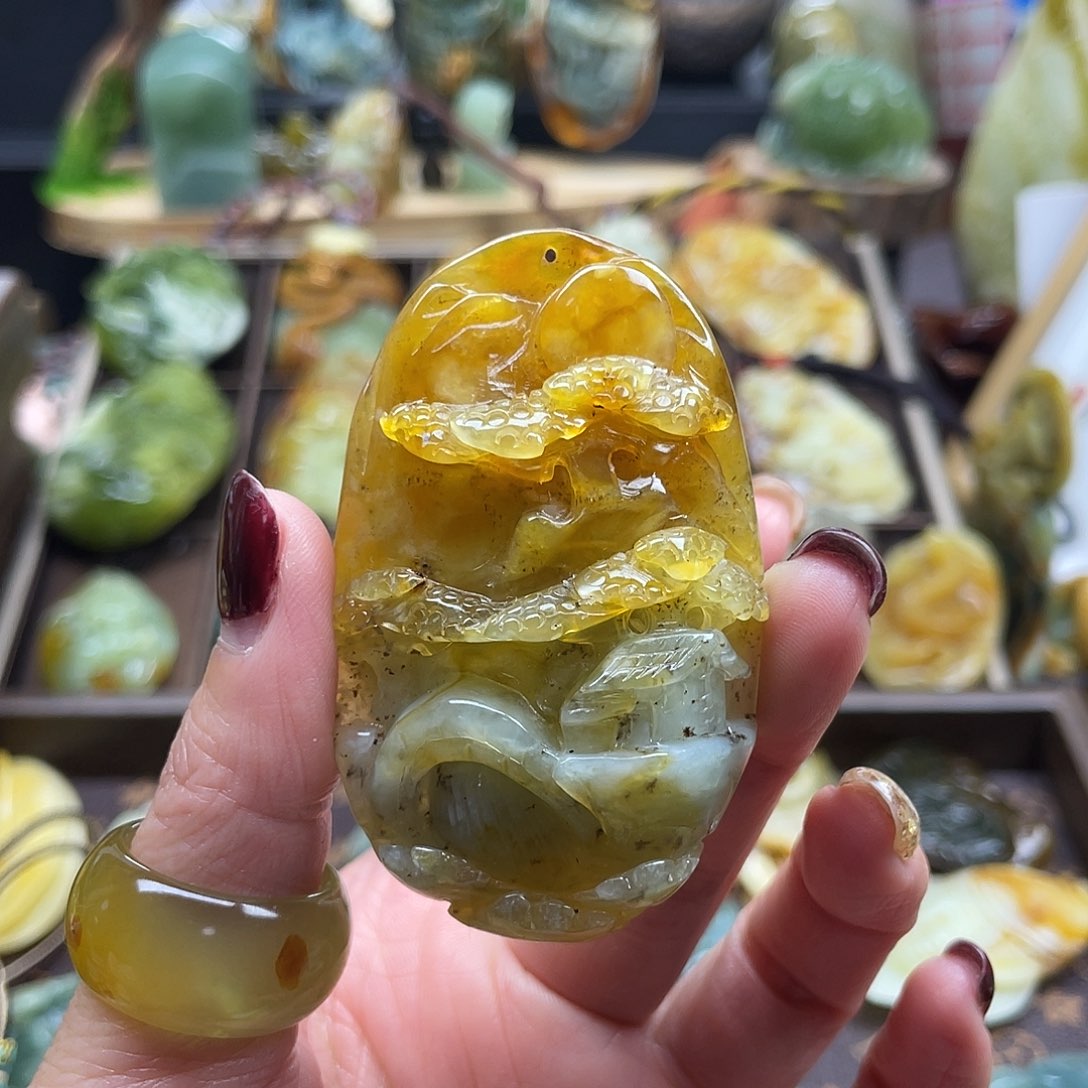 蛇纹石玉颈饰未镶嵌花玉山水