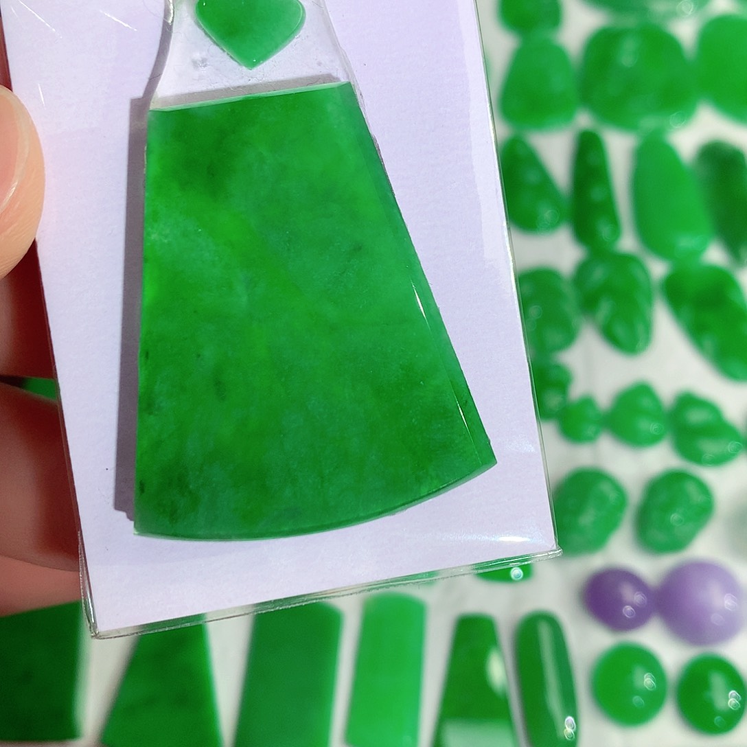 翡翠颈饰未镶嵌翡翠