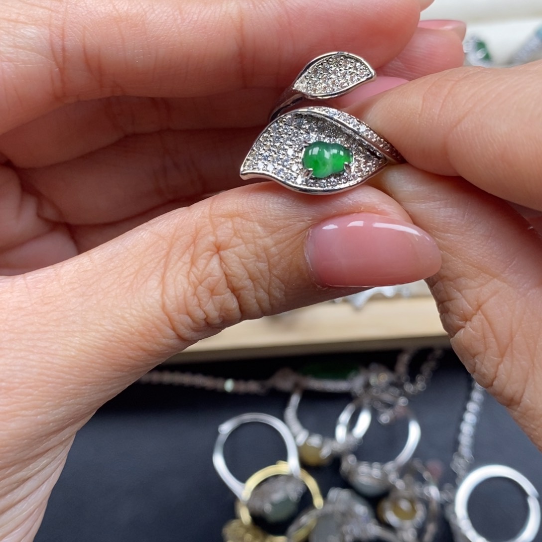 翡翠颈饰未镶嵌翡翠