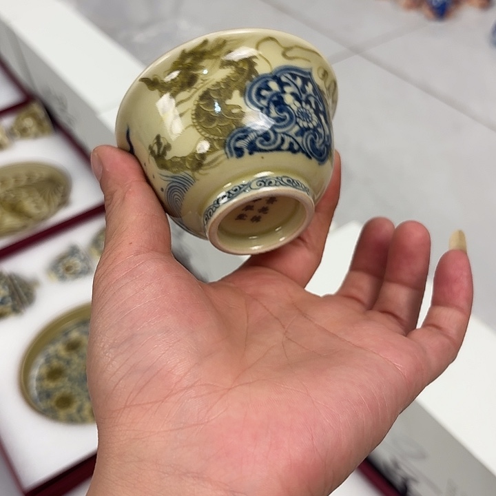 瓷片釉里金如意穿花龙主人杯