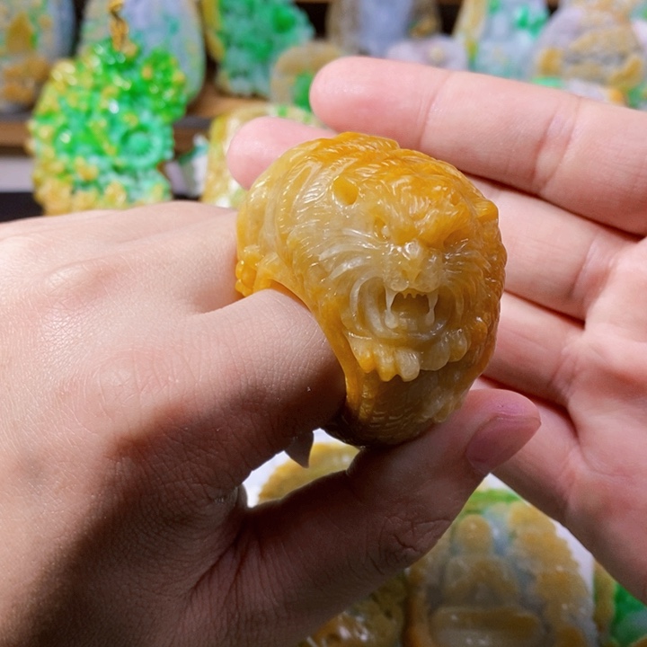 未镶嵌定制翡翠虎**庄翡翠