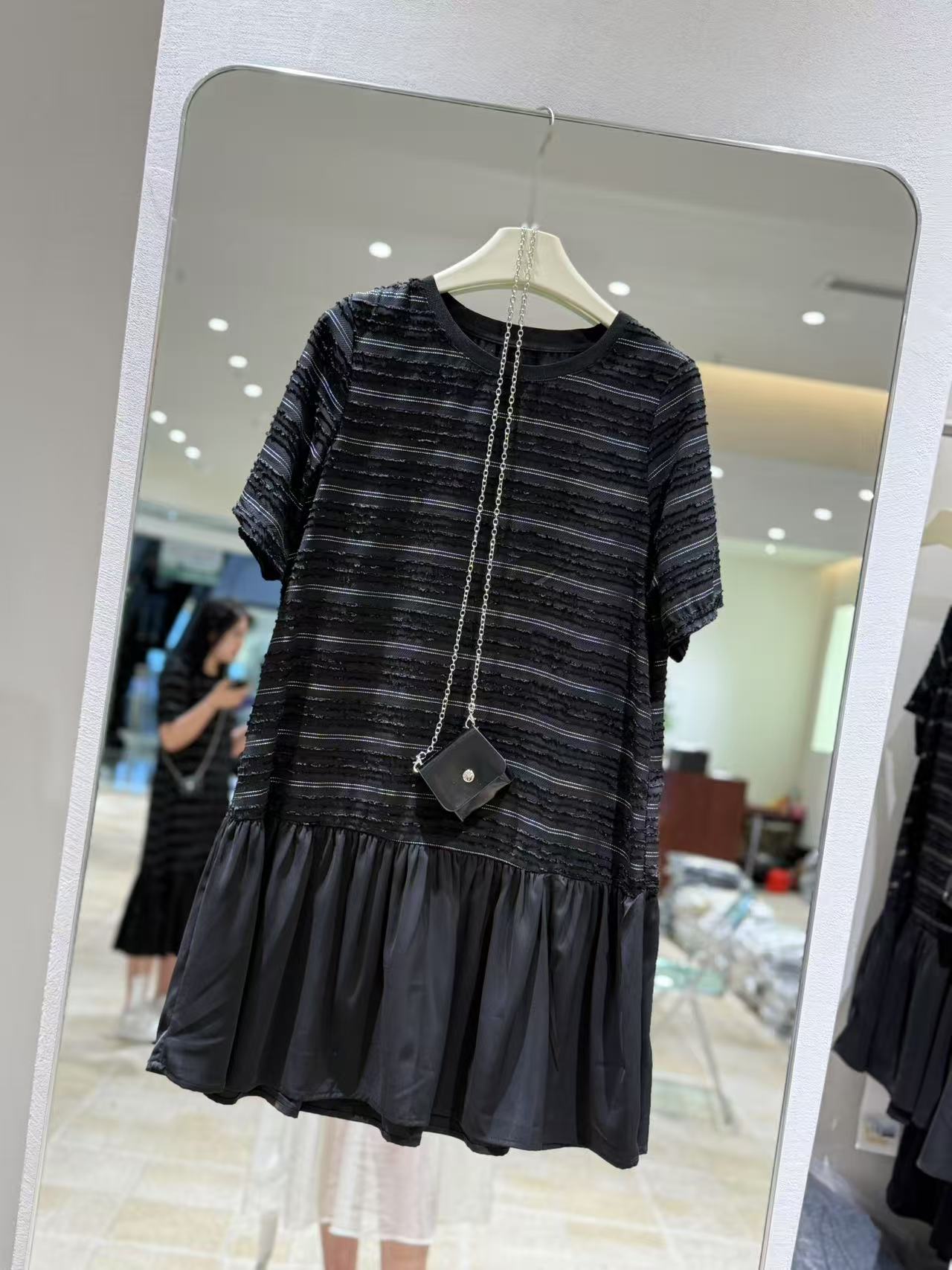 休闲大气条纹裙子