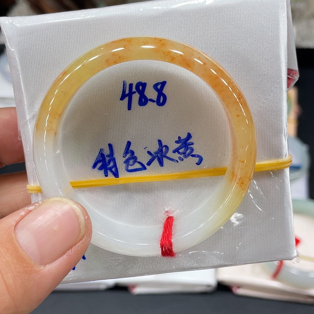 翡翠手镯未镶嵌翡翠