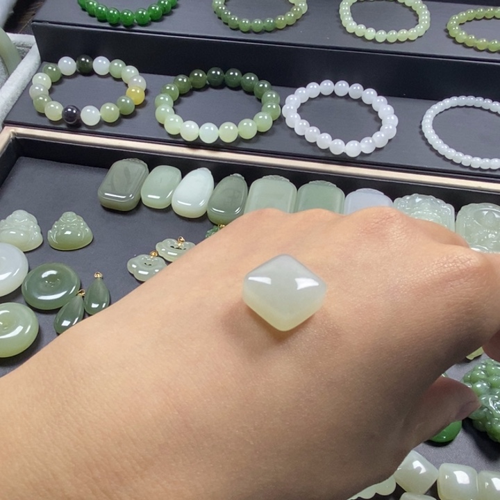 和田玉颈饰未镶嵌平**乐