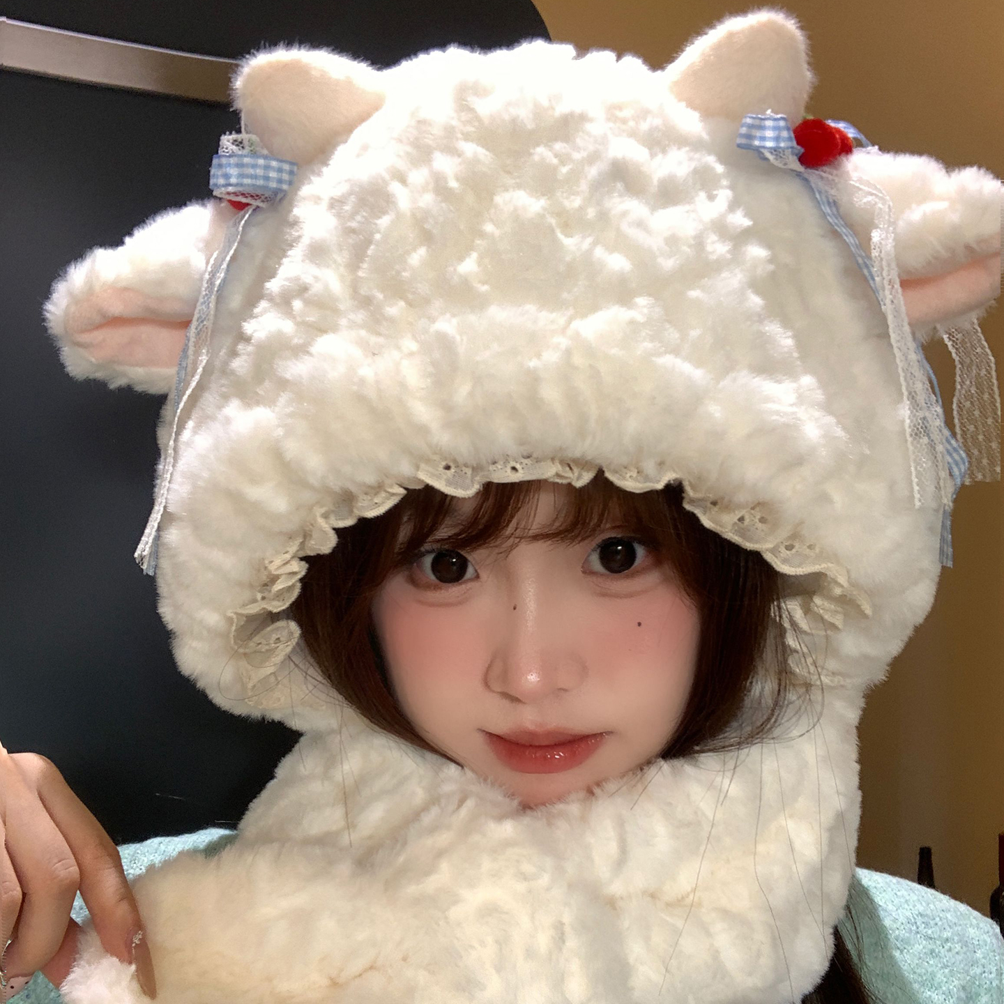 可爱小羊蝴蝶结毛绒帽子围巾一体女冬加绒加厚保暖防寒护耳雷锋帽