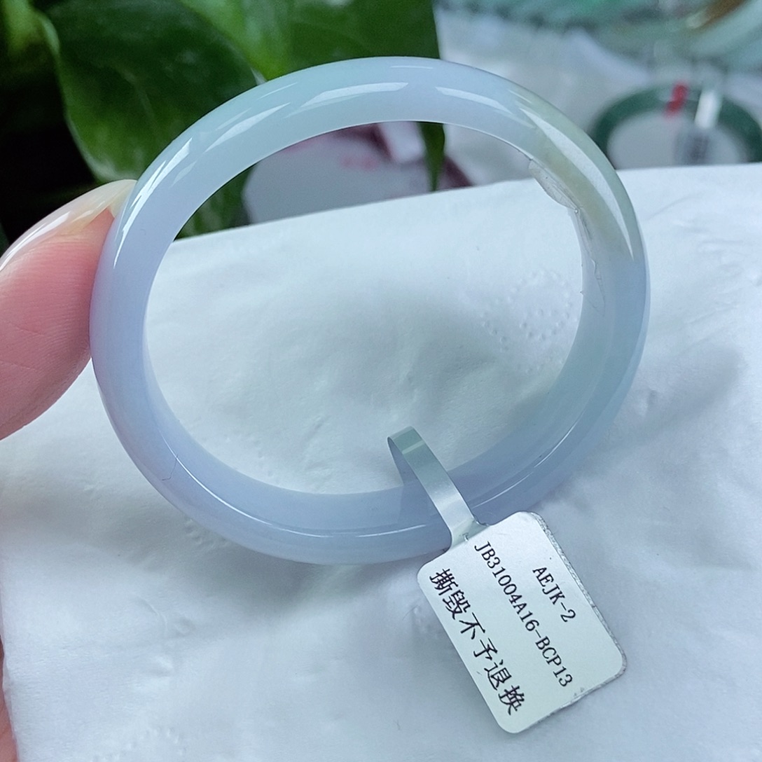 翡翠手镯未镶嵌52贵