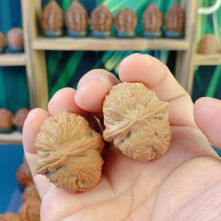 文玩核桃吊坠84红狻猊32