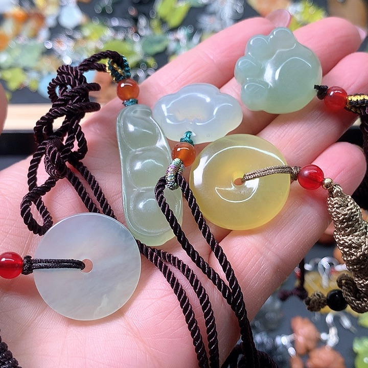 蛇纹石玉未镶嵌耳饰