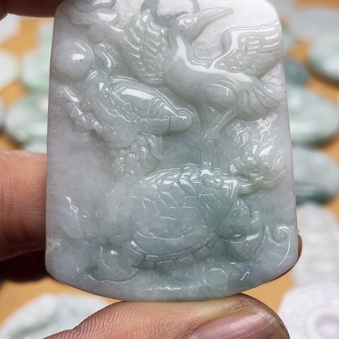 翡翠未镶嵌颈饰鹤牌