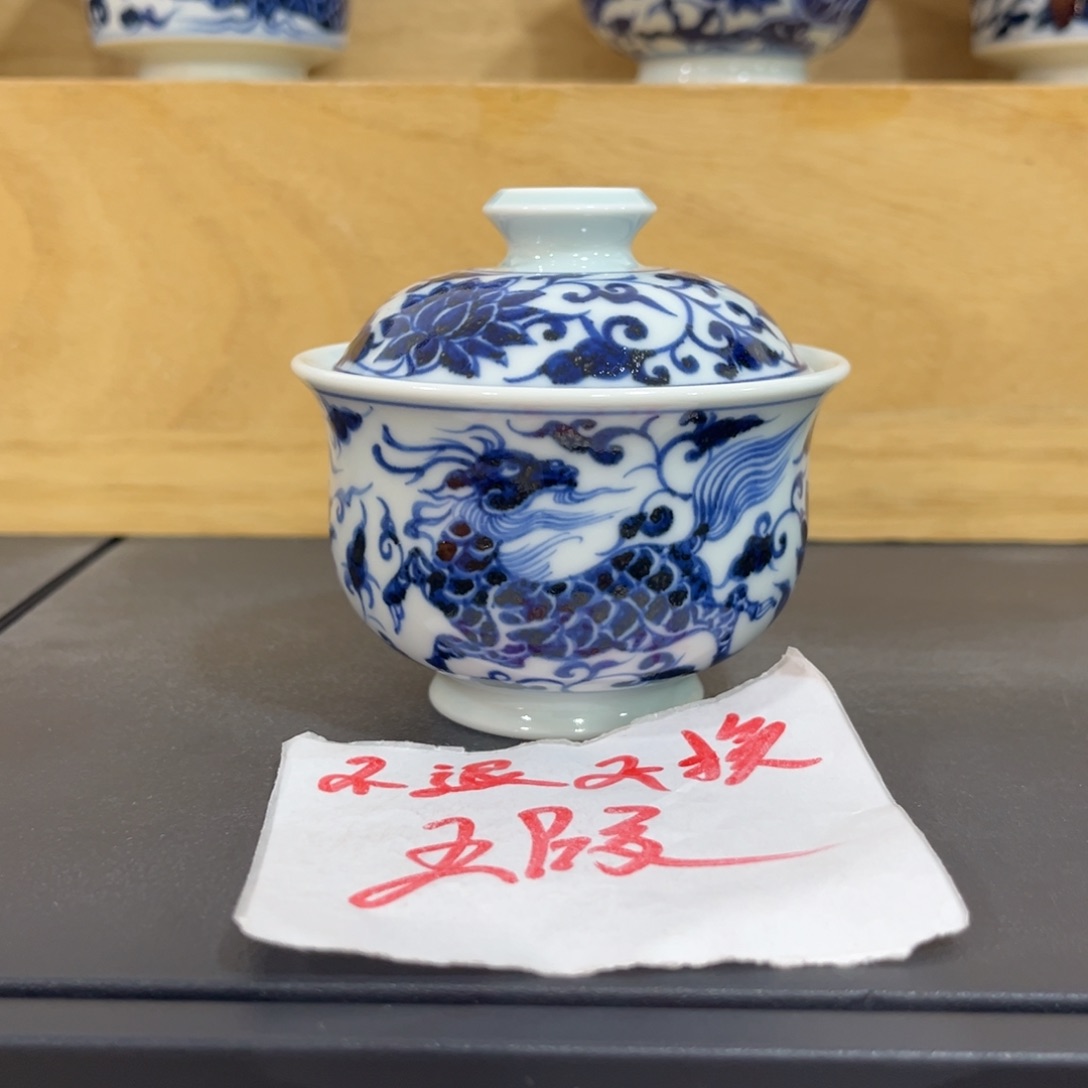 手绘仿元缠枝麒麟布袋盖碗