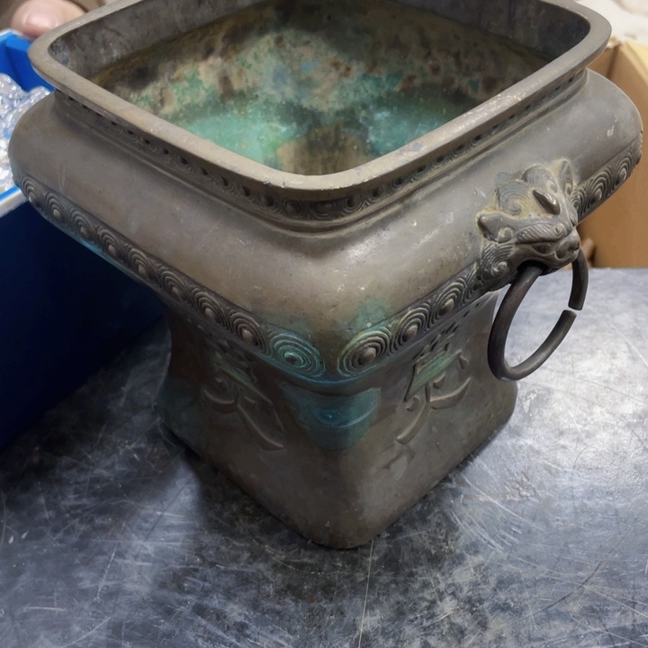 瓷片阿****狼瓷制作工艺品摆件