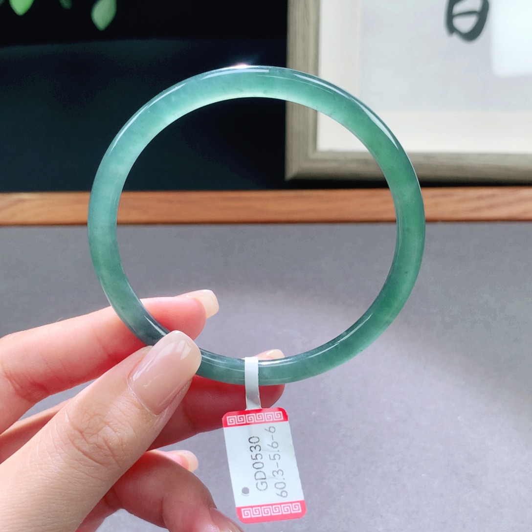 翡翠手镯未镶嵌天然翡翠