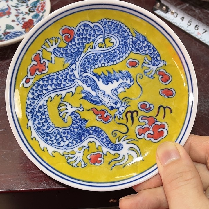 瓷片/////直径13.5厘米。红。