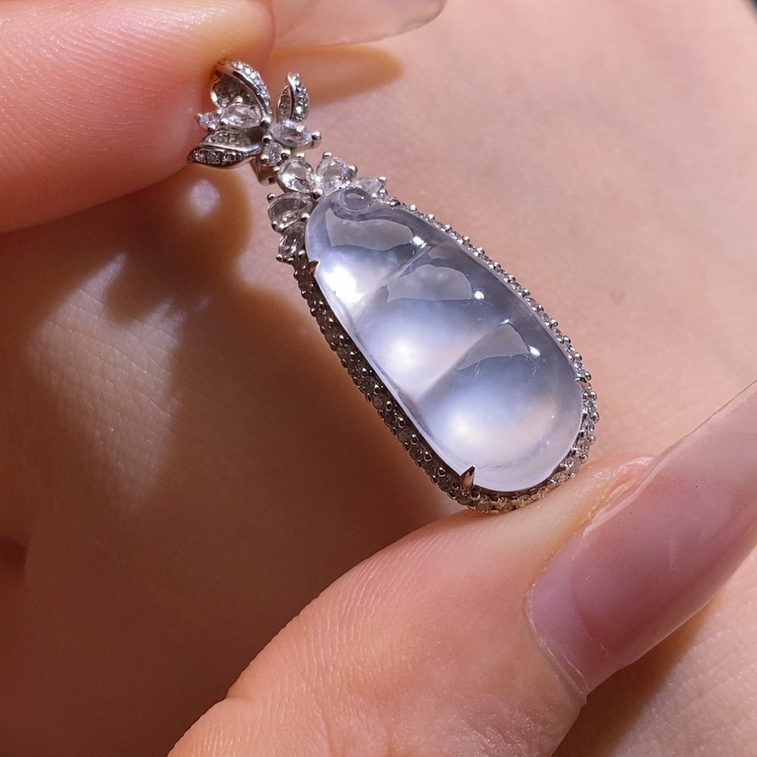 翡翠未镶嵌颈饰豆子