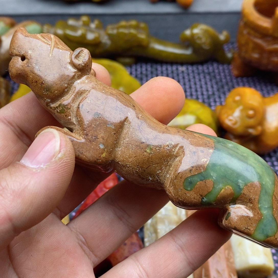 蛇纹石玉颈饰未镶嵌